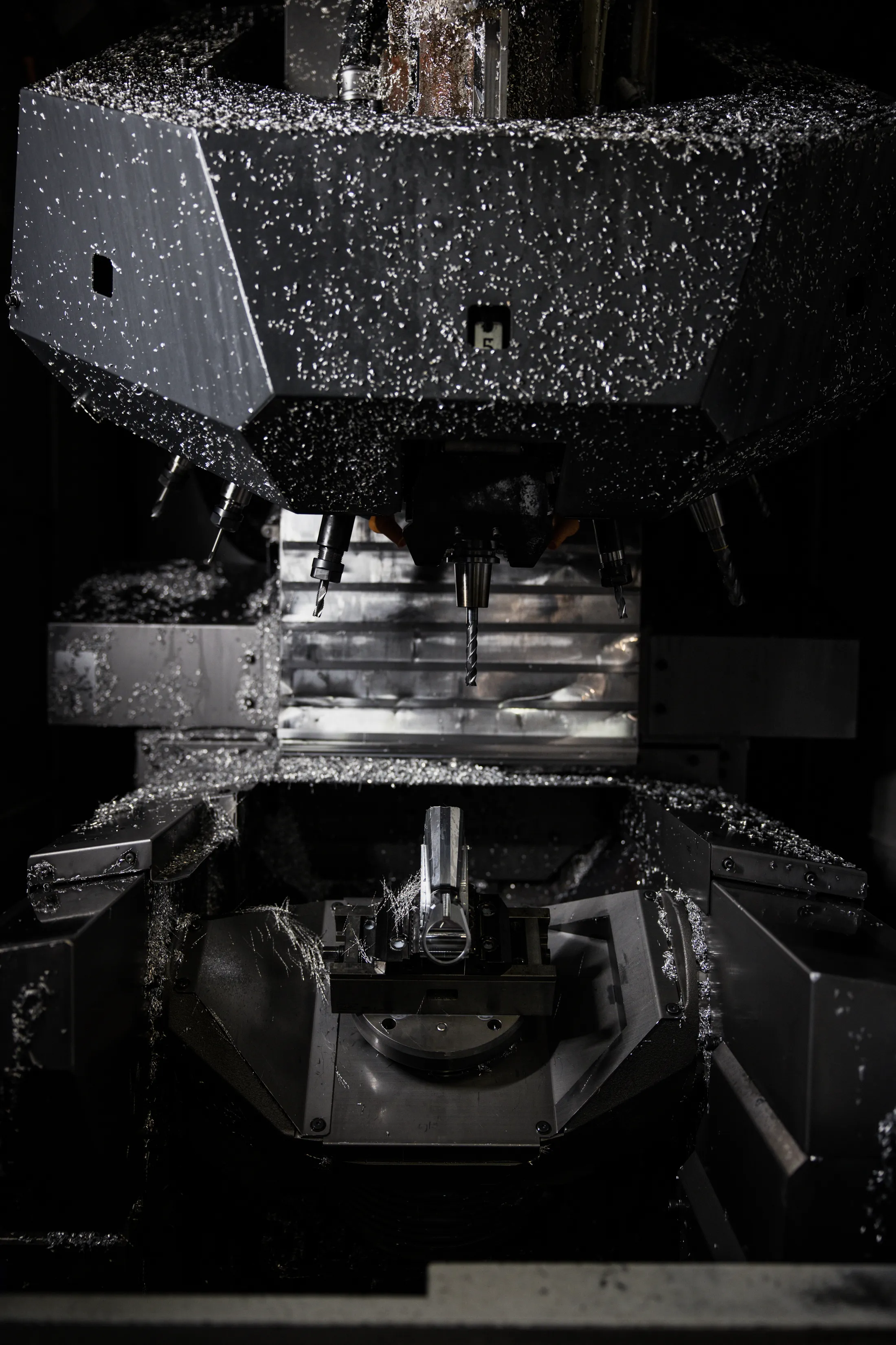 5-Achsen-CNC-Fräsen eines Rahmenteils aus dem vollen Aluminiumblock
